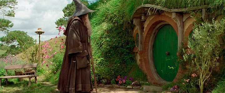 Gandalf marca la puerta de Bilbo